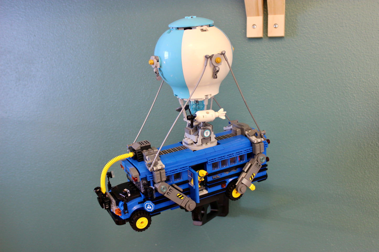 Wall Display for LEGO Fortnite Battle Bus 77073