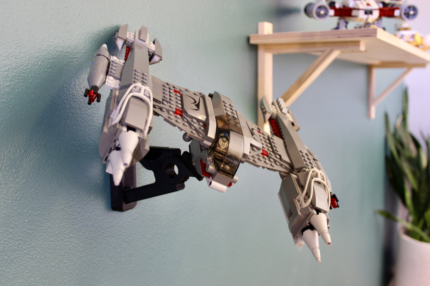 Wall Display for LEGO Star Wars MagnaGuard Starfighter 7673