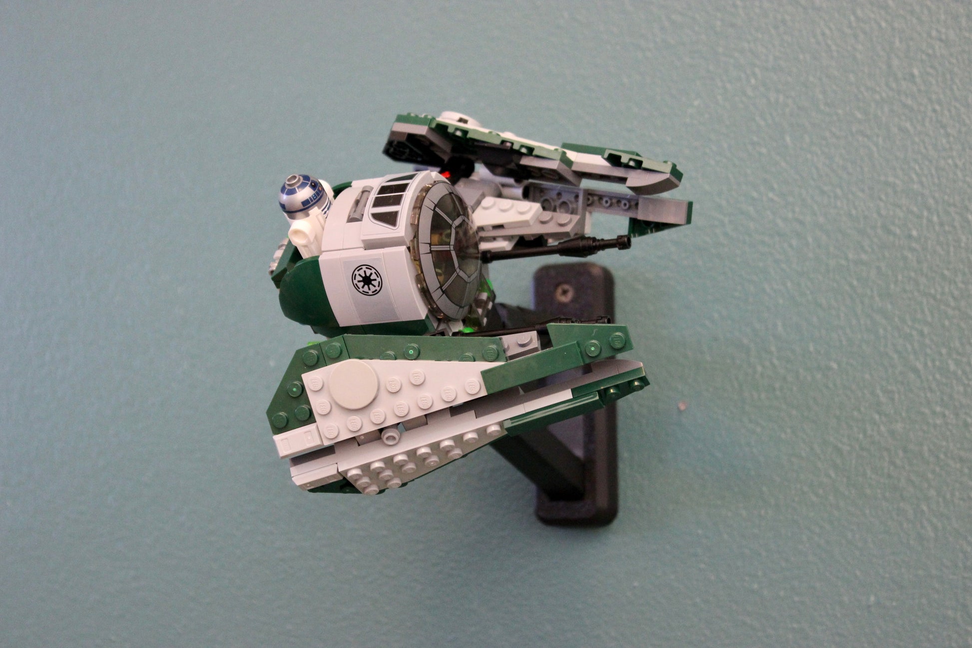 Wall Display for LEGO Star Wars Yoda's Jedi Starfighter 75360 - detail view