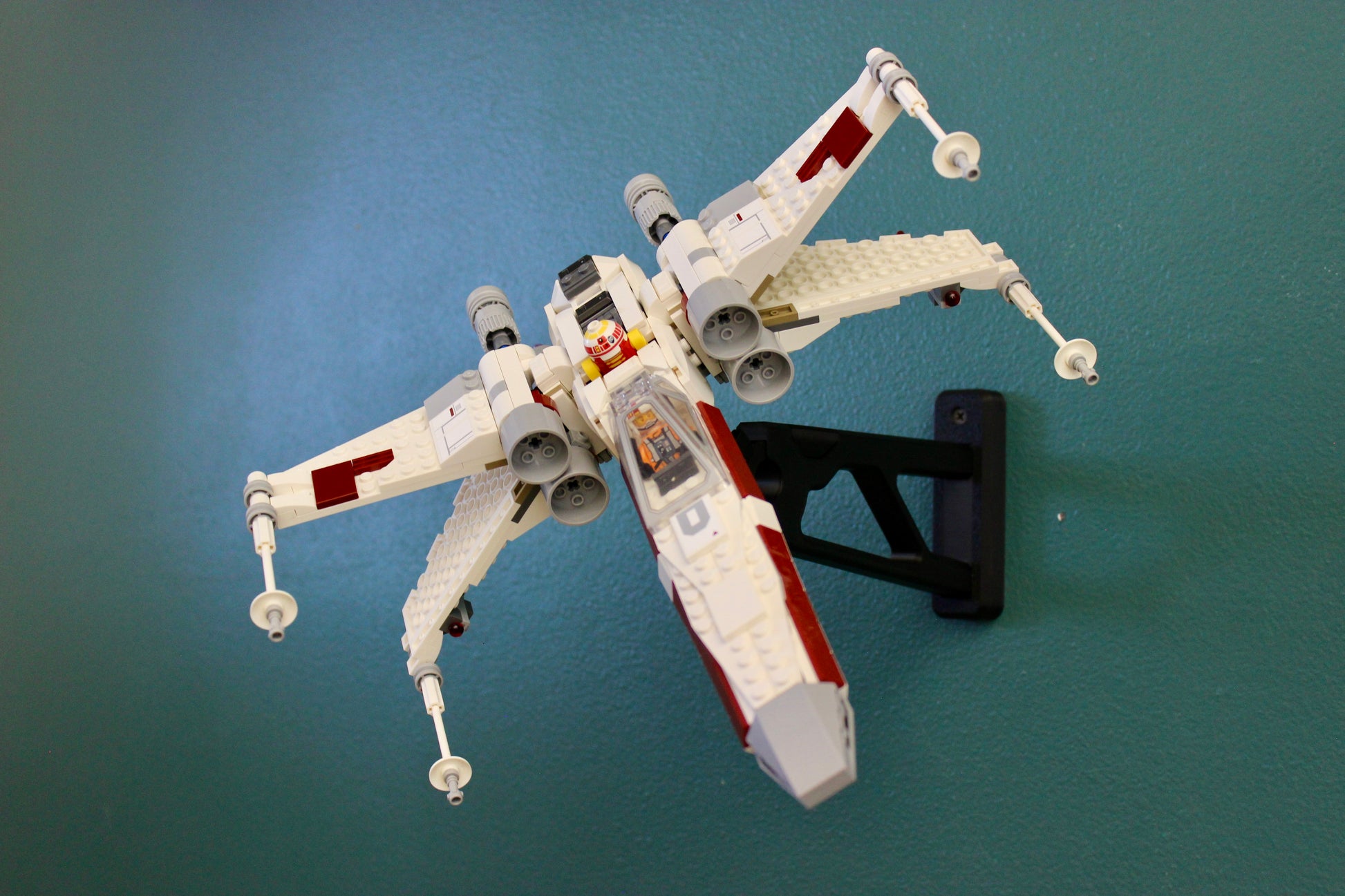 Wall Display for LEGO Star Wars TIE Fighter & X-Wing Mash-up 75393 - detail view