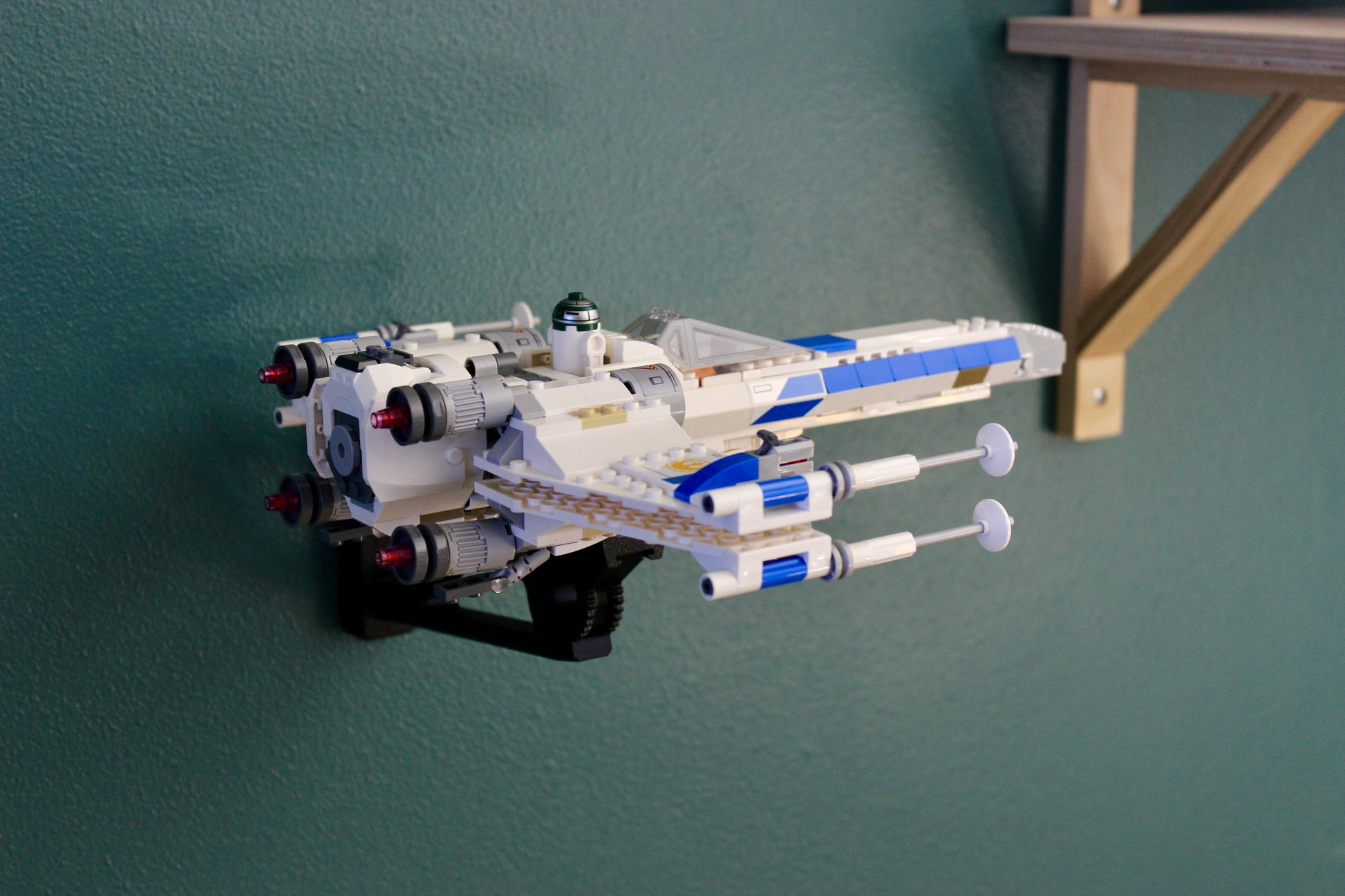 Wall Display for LEGO Star Wars New Republic X-Wing Starfighter 75460 - detail view